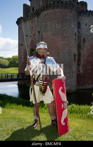 Soldat de la Garde côtière canadienne 145 Antonin annonce Caerverlock au groupe d'histoire vivante Castle, Scotland, UK Banque D'Images