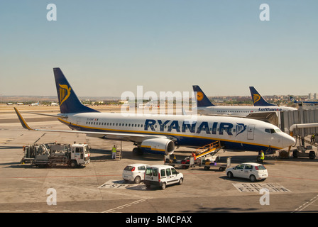 Lufthansa et les avions de Ryanair en attente à l'aéroport de Madrid pour l'embarquement des passagers Banque D'Images