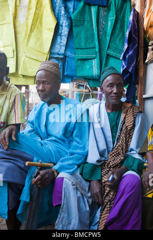 Une boutique dans le Grand marché de Bamako, Mali vend des pièces de vêtements colorés. Banque D'Images