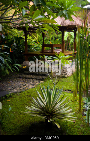 L'entrée du jardin de l'hôtel Tegal Sari dans le village d'Ubud sur l'île de Bali. Une belle et tranquille. Banque D'Images