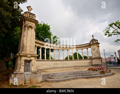 Fleurs au monument commémoratif de guerre à Montpellier, France Banque D'Images