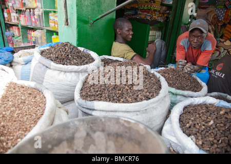Un homme vend des épices près du Grand marché de Bamako, Mali. Banque D'Images
