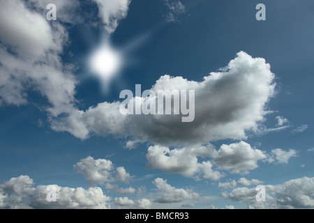 Ciel nuageux Ciel bleu sur une chaude après-midi de printemps avec un soleil simulé numériquement ajouté. Banque D'Images