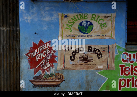 Peint des affiches sur le mur de boutique dans Mt Hagen, dans les hautes terres de Papouasie Nouvelle Guinée Banque D'Images