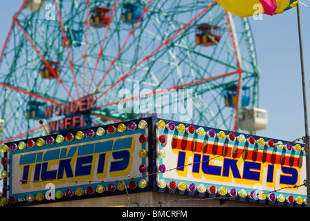 Une billetterie pendant le week-end du Memorial Day à Coney Island à Brooklyn à New York Banque D'Images