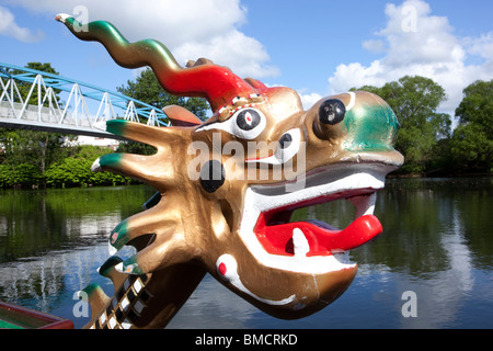 La course de bateaux-dragons sur la rivière Nith Dumfries close up de tête de dragon chinois à l'avant du bateau UK Banque D'Images