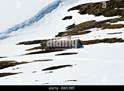 Norwegian Holiday Cottages [Hytta] dans des montagnes enneigées près de Skjelingen Vik Sogn Norvège Banque D'Images