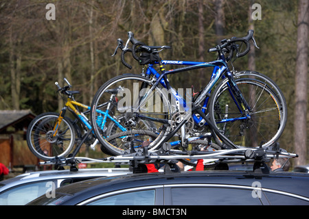 Promenade motos de course sur un roofrack sur une voiture dans un parking forestier derbyshire england uk Banque D'Images