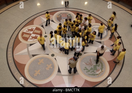 Les enfants à l'école à joint intermédiaire sur le plancher du bâtiment du Capitole de l'état du Texas à Austin rotonde Banque D'Images