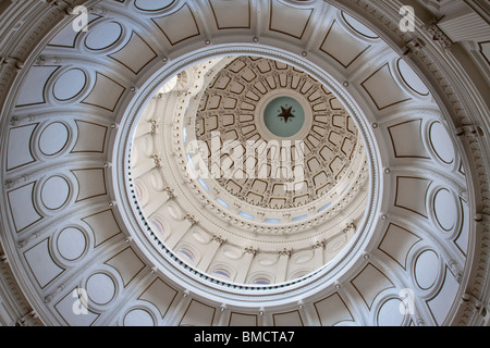 Haut de la coupole à l'intérieur de la rotonde de la Texas State Capitol building ou statehouse à Austin Banque D'Images