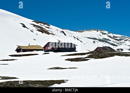 Norwegian Holiday Cottages [Hytta] dans des montagnes enneigées près de Skjelingen Vik Sogn Norvège Banque D'Images