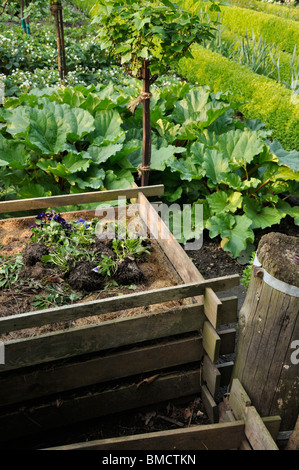 Bac à compost en bois dans un jardin d'attribution Banque D'Images