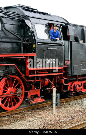 Classe 50 Locomotive à vapeur allemande s'apprête à quitter Neuenmarkt avec un train sur le "chiefe ebene' incline, Bavière. Mai 2010. Banque D'Images