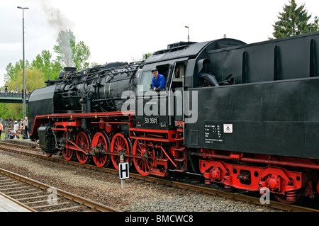Classe 50 Locomotive à vapeur allemande s'apprête à quitter Neuenmarkt avec un train sur le "chiefe ebene' incline, Bavière. Mai 2010. Banque D'Images