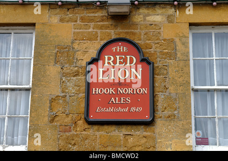 Le Red Lion Pub, Ilmington, Warwickshire, England, UK Banque D'Images