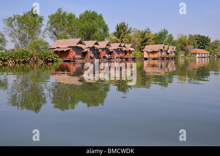 Hôtel flottant sur la rivière Kwai, Kanchanaburi, Thaïlande. Banque D'Images