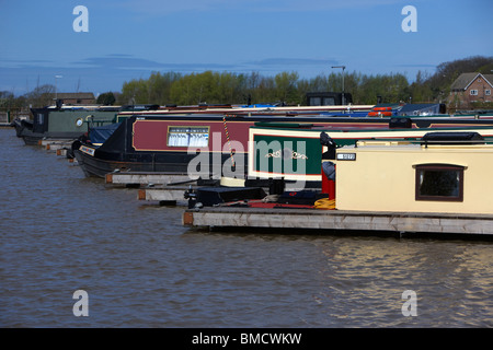 Anglais traditionnel et étroit large canal bateaux amarrés à la marina près de fettlers scarisbrick wharf marina canal leeds Liverpool Banque D'Images