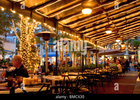 Restaurant Le Patio donnant sur une place sur la 5e Avenue Sud, au cours de fêtes de Noël à Naples, Florida, USA Banque D'Images