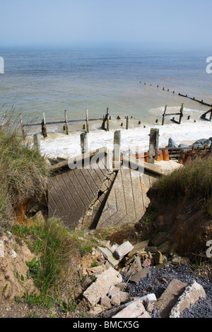 Vestiges d'une chaussée, tombé à mi-hauteur de la falaise à Happisburgh, Norfolk. Banque D'Images