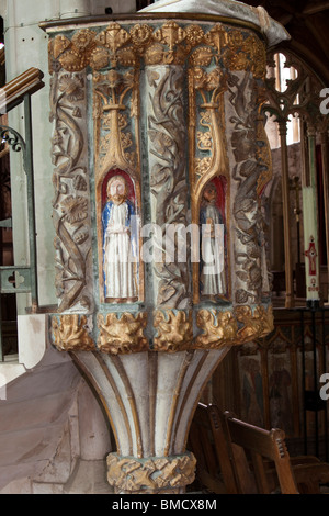 Royaume-uni, Angleterre, Devon, Dittisham, St George's Church 15e siècle verre peint sculpté pulpit Banque D'Images