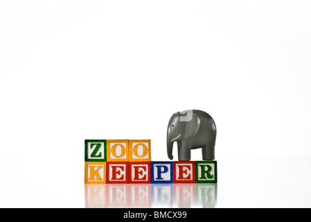 Enfants colorés blocks spelling gardien de zoo avec un éléphant Banque D'Images