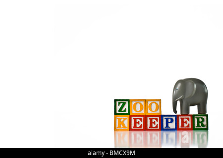 Enfants colorés blocks spelling gardien de zoo avec un éléphant Banque D'Images