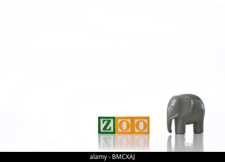 Blocs d'enfants colorés avec un éléphant du zoo d'orthographe Banque D'Images