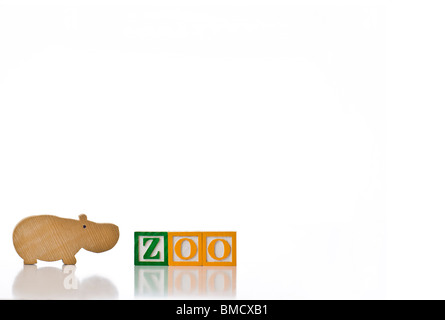 Enfants colorés blocks spelling ZOO avec un hippopotame Banque D'Images