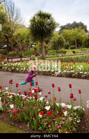 Royaume-uni, Angleterre, Devon, Dartmouth, avenue Royal Gardens, jeune fille sur scooter Banque D'Images