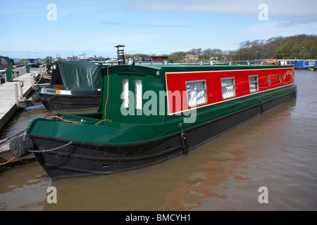 Anglais traditionnel et étroit large canal bateaux amarrés à la marina près de fettlers scarisbrick wharf marina canal leeds Liverpool Banque D'Images