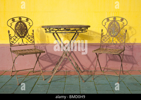 Cafe table et chaises contre mur coloré dans l'historique village de Tasmanie Evandale. Banque D'Images