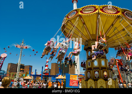 Les visiteurs de profiter des manèges de Luna Park de Coney Island dans le quartier de Brooklyn de New York le week-end du Memorial Day Banque D'Images