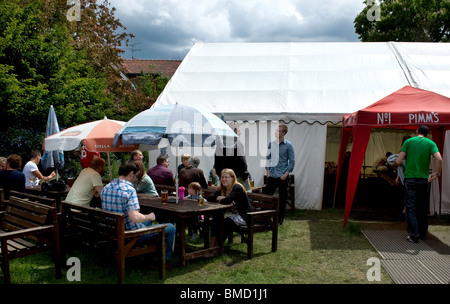 Clients assis dans un pub et jardin dans l'Essex. Photo par Gordon 1928 Banque D'Images