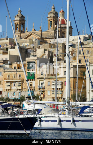 SENGLEA (L-ISLA), malte. Une vue de la ville à travers le ruisseau de l'arsenal de Vittoriosa. 2010. Banque D'Images