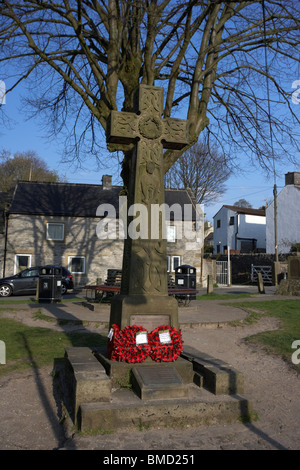 Croix celtique War Memorial de market place dans le peak district village de castleton derbyshire england uk Banque D'Images
