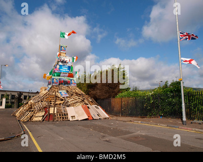 11e nuit feu loyaliste décoré avec le drapeau irlandais et des affiches électorales d'hommes politiques nationalistes. Banque D'Images