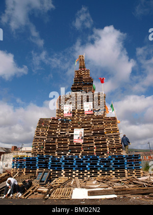 11e nuit feu loyaliste décoré avec le drapeau irlandais et des affiches électorales d'hommes politiques nationalistes. Banque D'Images