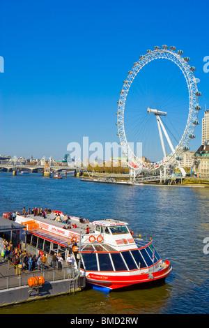 CITY CRUISES BATEAU SUR LA TAMISE avec le London Eye EN ARRIÈRE-PLAN Banque D'Images