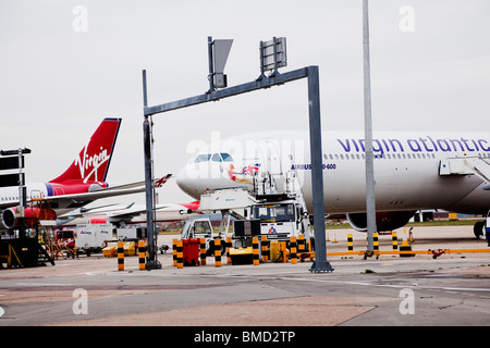 Deux Virgin Atlantic stand d'Airbus sur le tarmac de l'aéroport d'Heathrow de Londres Banque D'Images