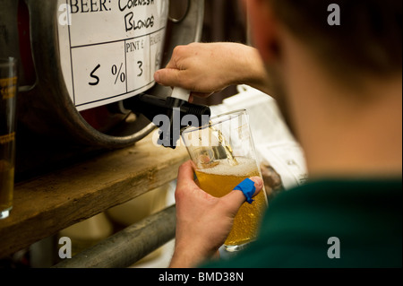 Un travailleur bar versant une pinte de vraie bière à la fête de la bière dans l'Essex Cerceau Banque D'Images