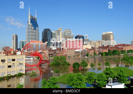 Inondations 2010 Nashville Tennessee vus de Shelby Street Passerelle au LP Field et Ghost Ballet sculpture en premier plan Banque D'Images