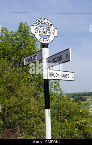 Circonscription ouest sign post dans Laughton En Le Morthen Banque D'Images