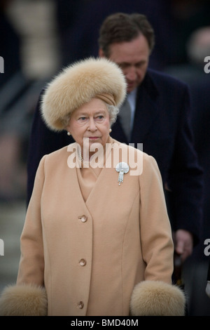 La Grande-Bretagne La reine Elizabeth II sur un engagement officiel portant un costume crème et chapeau de fourrure avec harmonie Banque D'Images