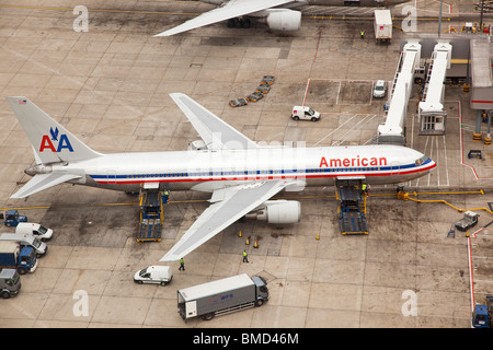 Les passagers d'American Airlines chargement de l'aéronef jusqu'à côté d'une porte au London's Heathrow Airport Terminal 3 Banque D'Images