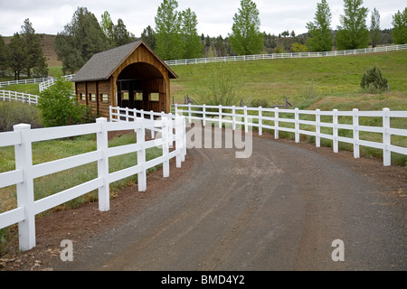 Une clôture de fer blanc et petit pont couvert de l'Est de l'Oregon, près de la ville de Mitchell, de l'Oregon. Banque D'Images