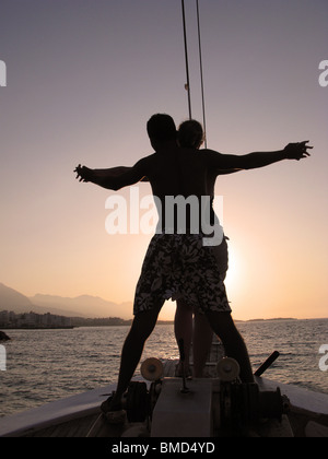 Un jeune couple sailing dans le coucher de soleil sur un Lagoon 400. Chypre du Nord, 2009. Banque D'Images