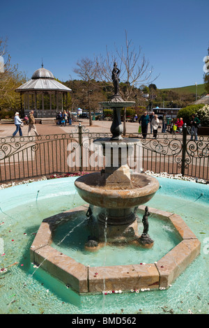 Royaume-uni, Angleterre, Devon, Dartmouth, avenue Royal Gardens, Sir Henry Seale Victoria Golden Jubilee fontaine entourée par des garde-corps Banque D'Images