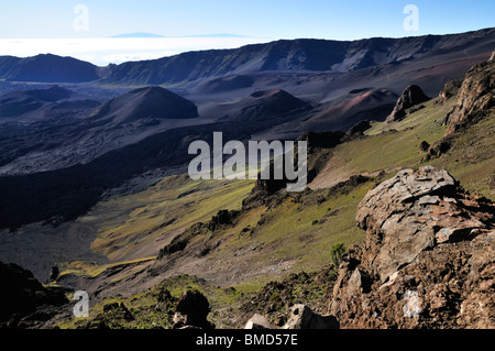 Des cônes de la Pu'u'ula'ula Sommet, Hale'akala Parc National, Maui, Hawaii, USA avec de grands volcans de l'Île à distance Banque D'Images