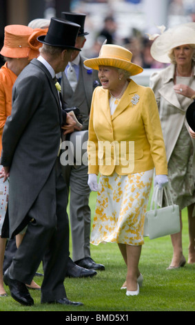 La Grande-Bretagne La reine Elizabeth II à Royal Ascot avec d'autres membres de la famille royale en 2009 Banque D'Images