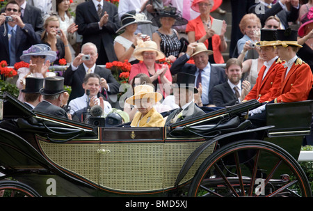 La Grande-Bretagne La reine Elizabeth arrive pour le Royal Ascot réunion de courses en 2009 par transport avec le Prince Philip Banque D'Images